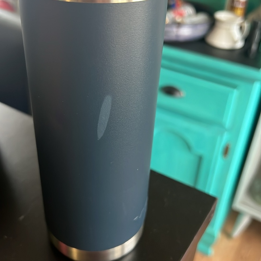 YETI 18 oz tumbler - Picture 2 of 5